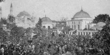 Διαδήλωση κατά του σουλτάνου Αμπντούλ Χαμίτ, το 1908, στο Ιπποδρόμιο της Κωνσταντινούπολης (πηγή: Dwight, Harry Griswold (1915) Constantinople, Old and New, New York & London: Harper Brothers, p. 465)
