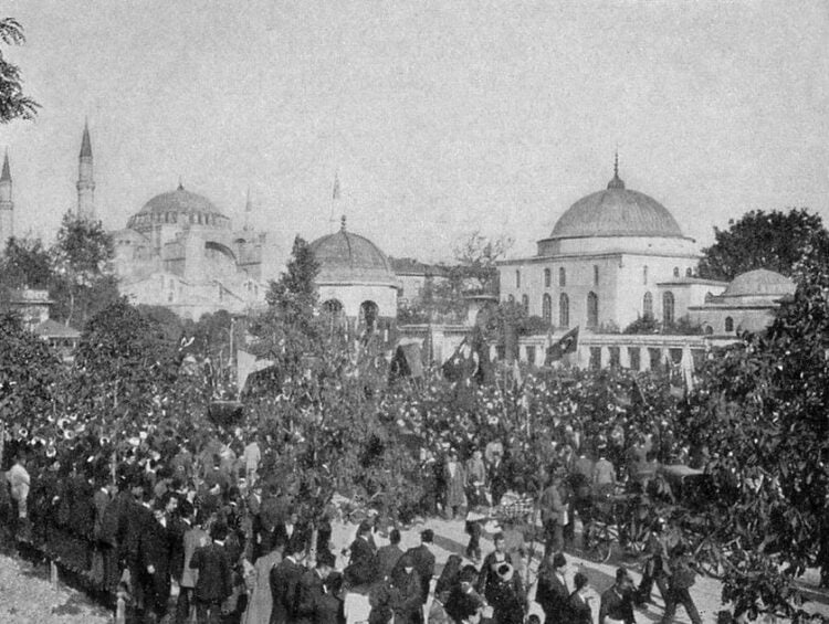 Διαδήλωση κατά του σουλτάνου Αμπντούλ Χαμίτ, το 1908, στο Ιπποδρόμιο της Κωνσταντινούπολης (πηγή: Dwight, Harry Griswold (1915) Constantinople, Old and New, New York & London: Harper Brothers, p. 465)