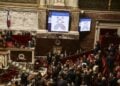 Τα αποτελέσματα της ψηφοφορίας στη γαλλική Βουλή που ενέκρινε 291 υπέρ και 241 κατά, το νομοσχέδιο για το δικαίωμα στην υποβοηθούμενη αυτοκτονία (φωτ.: EPA/TERESA SUAREZ)