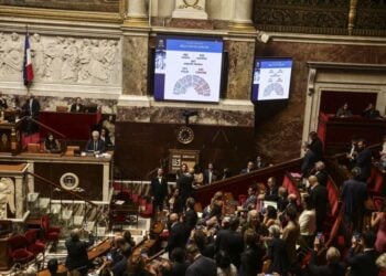 Τα αποτελέσματα της ψηφοφορίας στη γαλλική Βουλή που ενέκρινε 291 υπέρ και 241 κατά, το νομοσχέδιο για το δικαίωμα στην υποβοηθούμενη αυτοκτονία (φωτ.: EPA/TERESA SUAREZ)