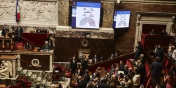 Τα αποτελέσματα της ψηφοφορίας στη γαλλική Βουλή που ενέκρινε 291 υπέρ και 241 κατά, το νομοσχέδιο για το δικαίωμα στην υποβοηθούμενη αυτοκτονία (φωτ.: EPA/TERESA SUAREZ)