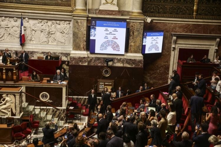 Τα αποτελέσματα της ψηφοφορίας στη γαλλική Βουλή που ενέκρινε 291 υπέρ και 241 κατά, το νομοσχέδιο για το δικαίωμα στην υποβοηθούμενη αυτοκτονία (φωτ.: EPA/TERESA SUAREZ)