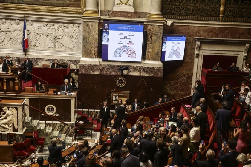 Τα αποτελέσματα της ψηφοφορίας στη γαλλική Βουλή που ενέκρινε 291 υπέρ και 241 κατά, το νομοσχέδιο για το δικαίωμα στην υποβοηθούμενη αυτοκτονία (φωτ.: EPA/TERESA SUAREZ)