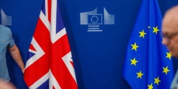 Οι σημαίες του Ηνωμένου Βασιλείου και της Ευρωπαϊκής Ένωσης, πριν από την επίσημη υπογραφή της διμερούς συνθήκης για το Γιβραλτάρ στις Βρυξέλλες (φωτ.: EPA/ OLIVIER MATTHYS)