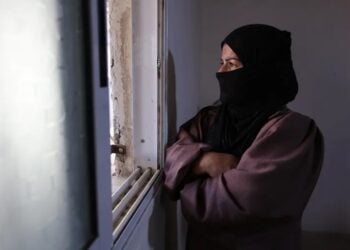 Η Ιχλάς αλ Χαθάλιν  στο σπίτι της στο χωριό Ουμ αλ Χέιρ της Δυτικής Όχθης (πηγή: Mosab Shawer/Al Jazeera)