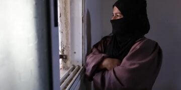 Η Ιχλάς αλ Χαθάλιν στο σπίτι της στο χωριό Ουμ αλ Χέιρ της Δυτικής Όχθης (πηγή: Mosab Shawer/Al Jazeera)
