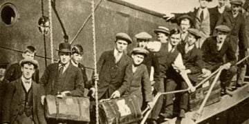 Μετανάστες αποβιβάζονται στην Αυστραλία το 1921, σε μια εποχή κατά την οποία η χώρα αποτέλεσε νέο τόπο εγκατάστασης για χιλιάδες ανθρώπους από διαφορετικές χώρες και κοινότητες (φωτ.: National Archives of Australia / Wikimedia Commons – Public Domain)