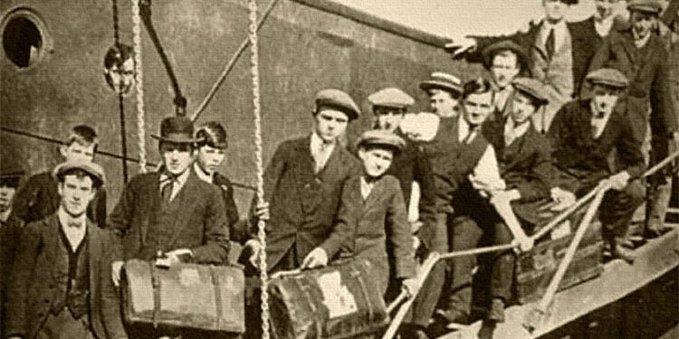 Μετανάστες αποβιβάζονται στην Αυστραλία το 1921, σε μια εποχή κατά την οποία η χώρα αποτέλεσε νέο τόπο εγκατάστασης για χιλιάδες ανθρώπους από διαφορετικές χώρες και κοινότητες (φωτ.: National Archives of Australia / Wikimedia Commons – Public Domain)