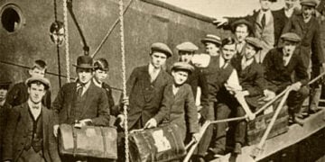 Μετανάστες αποβιβάζονται στην Αυστραλία το 1921, σε μια εποχή κατά την οποία η χώρα αποτέλεσε νέο τόπο εγκατάστασης για χιλιάδες ανθρώπους από διαφορετικές χώρες και κοινότητες (φωτ.: National Archives of Australia / Wikimedia Commons – Public Domain)