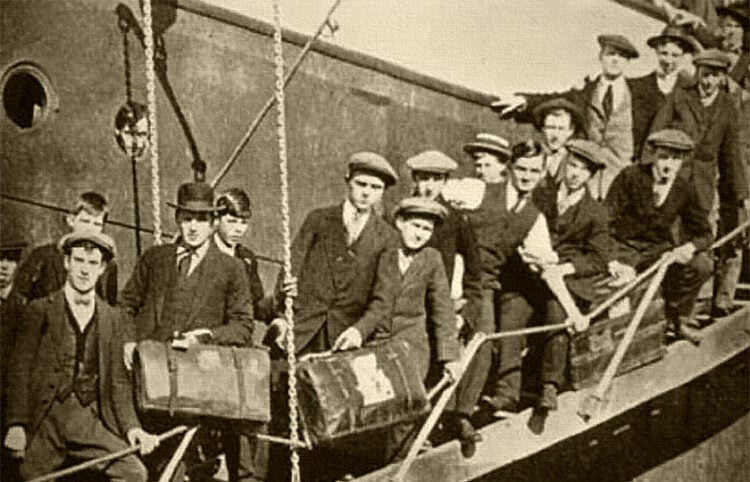 Μετανάστες αποβιβάζονται στην Αυστραλία το 1921, σε μια εποχή κατά την οποία η χώρα αποτέλεσε νέο τόπο εγκατάστασης για χιλιάδες ανθρώπους από διαφορετικές χώρες και κοινότητες (φωτ.: National Archives of Australia / Wikimedia Commons – Public Domain)