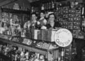 Στο εσωτερικό του Paragon Cafe το 1936 (φωτ.: Wikimedia Commons-Public Domain)