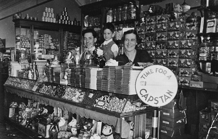 Στο εσωτερικό του Paragon Cafe το 1936 (φωτ.: Wikimedia Commons-Public Domain)