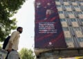 Τεράστια αντιαμερικανική και αντιισραηλινή πινακίδα με τον πρόεδρο των ΗΠΑ Ντόναλντ Τραμπ και τον πρωθυπουργό του Ισραήλ Μπενιαμίν Νετανιάχου σε κτήριο της Τεχεράνης (φωτ.: EPA / Abedin Taherkenareh)