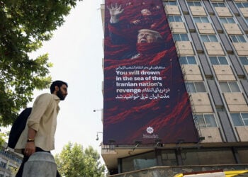 Τεράστια αντιαμερικανική και αντιισραηλινή πινακίδα με τον πρόεδρο των ΗΠΑ Ντόναλντ Τραμπ και τον πρωθυπουργό του Ισραήλ Μπενιαμίν Νετανιάχου σε κτήριο της Τεχεράνης (φωτ.: EPA / Abedin Taherkenareh)