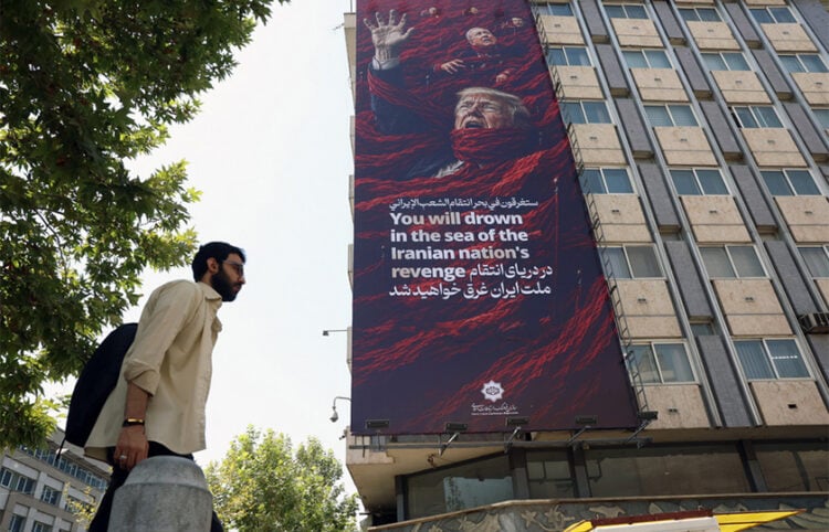 Τεράστια αντιαμερικανική και αντιισραηλινή πινακίδα με τον πρόεδρο των ΗΠΑ Ντόναλντ Τραμπ και τον πρωθυπουργό του Ισραήλ Μπενιαμίν Νετανιάχου σε κτήριο της Τεχεράνης (φωτ.: EPA / Abedin Taherkenareh)