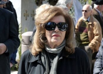 Η ηθοποιός Τζένη Ζαχαροπούλου, το 2019, στην κηδεία του ηθοποιού Φαίδων Γεωργίτση
(φωτ.: ΑΠΕ-ΜΠΕ/Συμέλα Παντζαρτζή)