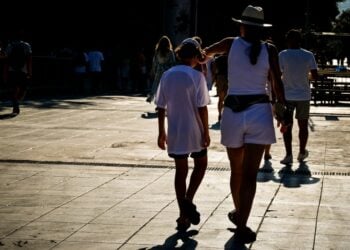 Υψηλές για την εποχή θερμοκρασίες καταγράφονται στη χώρα μας (φωτ.: Τατιάνα Μπόλαρη/ EUROKINISSI)
