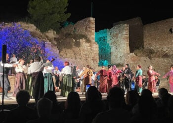 Στιγμιότυπο από την παράσταση «Δύο Θάλασσες, Μια Μνήμη», στο Λαύριο. Σάββατο 18 Ιουλίου 2026 (φωτ.: Facebook / Εξωραϊστικός Σύλλογος Λεγραινών - Σουνίου)