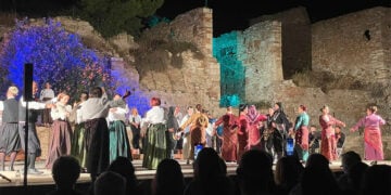 Στιγμιότυπο από την παράσταση «Δύο Θάλασσες, Μια Μνήμη», στο Λαύριο. Σάββατο 18 Ιουλίου 2026 (φωτ.: Facebook / Εξωραϊστικός Σύλλογος Λεγραινών - Σουνίου)