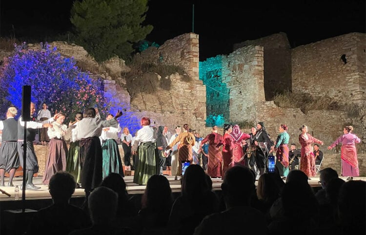 Στιγμιότυπο από την παράσταση «Δύο Θάλασσες, Μια Μνήμη», στο Λαύριο. Σάββατο 18 Ιουλίου 2026 (φωτ.: Facebook / Εξωραϊστικός Σύλλογος Λεγραινών - Σουνίου)