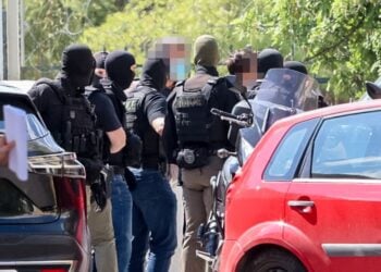 Συλληφθέντες για την εμπρηστική επίθεση στις 5/5/2010 σε τραπεζικό κατάστημα της Marfin στην Αθήνα οδηγήθηκαν την Τρίτη 14 Ιουλίου 2026, στην ανακρίτρια (φωτ.: Eurokinissi)