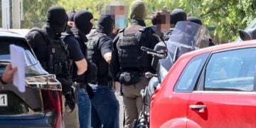 Συλληφθέντες για την εμπρηστική επίθεση στις 5/5/2010 σε τραπεζικό κατάστημα της Marfin στην Αθήνα οδηγήθηκαν την Τρίτη 14 Ιουλίου 2026, στην ανακρίτρια (φωτ.: Eurokinissi)