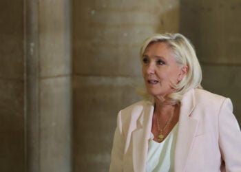 Η Μαρίν Λεπέν κατά την προσέλευσή της στο δικαστήριο (φωτ.: EPA/Mohammed Badra)