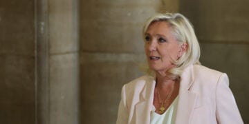 Η Μαρίν Λεπέν κατά την προσέλευσή της στο δικαστήριο (φωτ.: EPA/Mohammed Badra)