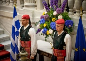 Από τη δεξίωση στο Προεδρικό Μέγαρο, χθες, για την 52η επέτειο της αποκατάστασης της Δημοκρατίας (φωτ.: Γιάννης Παναγόπουλος/ EUROKINISSI)