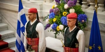 Από τη δεξίωση στο Προεδρικό Μέγαρο, χθες, για την 52η επέτειο της αποκατάστασης της Δημοκρατίας (φωτ.: Γιάννης Παναγόπουλος/ EUROKINISSI)