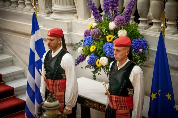 Από τη δεξίωση στο Προεδρικό Μέγαρο, χθες, για την 52η επέτειο της αποκατάστασης της Δημοκρατίας (φωτ.: Γιάννης Παναγόπουλος/ EUROKINISSI)