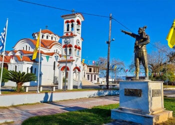 Μνημείο για τον Πόντιο Ακρίτα στην πλατεία της Νέας Κερασούντας (φωτ.: Facebook / Ποντιακός Εκπολιτιστικός Σύλλογος Νέας Κερασούντας)