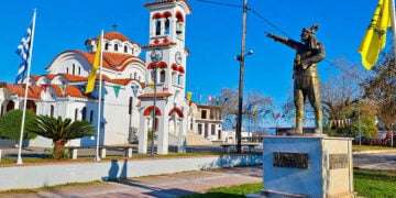 Μνημείο για τον Πόντιο Ακρίτα στην πλατεία της Νέας Κερασούντας (φωτ.: Facebook / Ποντιακός Εκπολιτιστικός Σύλλογος Νέας Κερασούντας)
