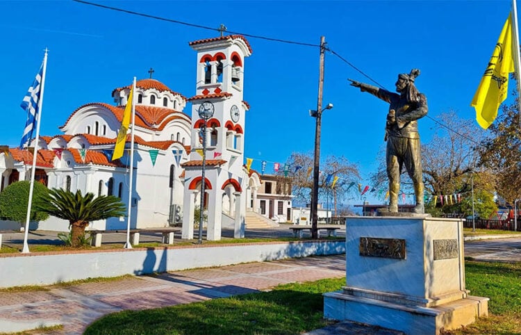 Μνημείο για τον Πόντιο Ακρίτα στην πλατεία της Νέας Κερασούντας (φωτ.: Facebook / Ποντιακός Εκπολιτιστικός Σύλλογος Νέας Κερασούντας)