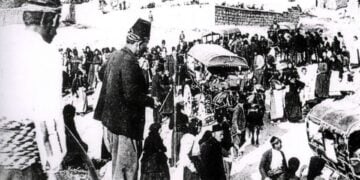 Ο αποχαιρετισμός στη Σινασό της Καππαδοκίας για το ταξίδι στην Κωνσταντινούπολη, το 1918 (πηγή: Αρχείο Σωματείου «Η Νέα Σινασός»)