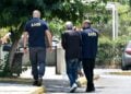 Εικόνα από τη μεταγωγή στον εισαγγελέα του 76χρονου που κατηγορείται για την πυρκαγιά στο νοσοκομείο «Σισμανόγλειο» (φωτ.: Μιχάλης Παπανικολάου/ EUROKINISSI)