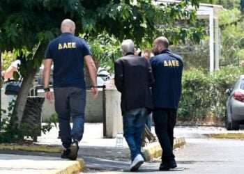 Εικόνα από τη μεταγωγή στον εισαγγελέα του 76χρονου που κατηγορείται για την πυρκαγιά στο νοσοκομείο «Σισμανόγλειο» (φωτ.: Μιχάλης Παπανικολάου/ EUROKINISSI)