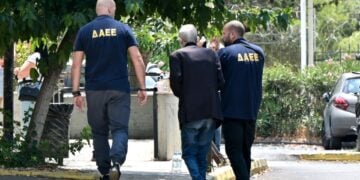 Εικόνα από τη μεταγωγή στον εισαγγελέα του 76χρονου που κατηγορείται για την πυρκαγιά στο νοσοκομείο «Σισμανόγλειο» (φωτ.: Μιχάλης Παπανικολάου/ EUROKINISSI)
