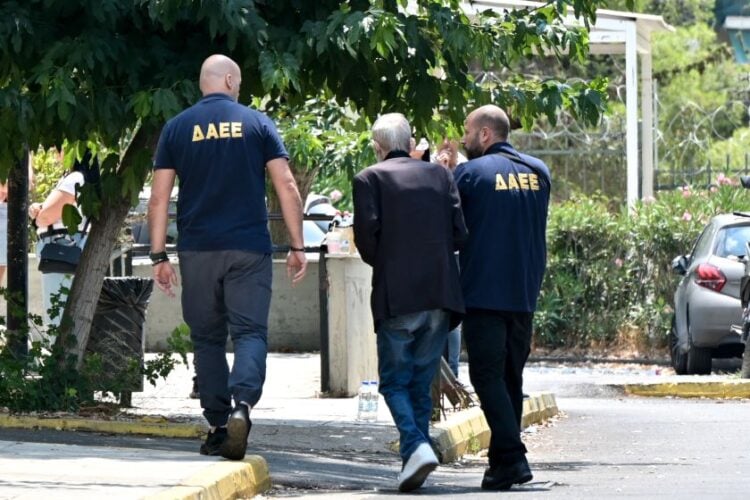 Εικόνα από τη μεταγωγή στον εισαγγελέα του 76χρονου που κατηγορείται για την πυρκαγιά στο νοσοκομείο «Σισμανόγλειο» (φωτ.: Μιχάλης Παπανικολάου/ EUROKINISSI)
