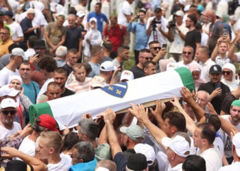 Βόσνιοι μουσουλμάνοι μεταφέρουν φέρετρο θύματος της γενοκτονίας της Σρεμπρένιτσα, στο Μνημείο του Ποτοτσάρι. Σάββατο 11 Ιουλίου 2026 (φωτ.: EPA / Hazim Aljovic)