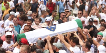 Βόσνιοι μουσουλμάνοι μεταφέρουν φέρετρο θύματος της γενοκτονίας της Σρεμπρένιτσα, στο Μνημείο του Ποτοτσάρι. Σάββατο 11 Ιουλίου 2026 (φωτ.: EPA / Hazim Aljovic)