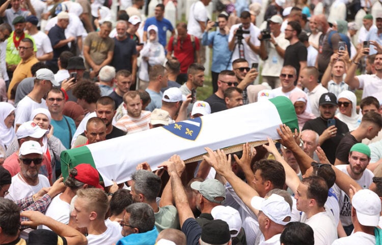 Βόσνιοι μουσουλμάνοι μεταφέρουν φέρετρο θύματος της γενοκτονίας της Σρεμπρένιτσα, στο Μνημείο του Ποτοτσάρι. Σάββατο 11 Ιουλίου 2026 (φωτ.: EPA / Hazim Aljovic)