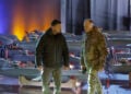 Ο Ουκρανός πρόεδρος Βολοντίμιρ Ζελένσκι και ο αρχηγός των Ενόπλων Δυνάμεων Ολεξάντρ Σίρσκι κατά την παράδοση πυραύλων-drone «Peklo» («Κόλαση») στον ουκρανικό στρατό, στο Κίεβο (φωτ.: EPA / Sergey Dolzhenko)