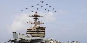 Αεροσκάφη και πολεμικά πλοία του Ναυτικού των ΗΠΑ διασχίζουν την Αραβική Θάλασσα σε πυκνό σχηματισμό, καθώς οι δυνάμεις της CENTCOM συνεχίζουν να επιχειρούν στην περιοχή (φωτ.: U.S. Central Command Public Affairs | VIRIN: 260630-N-D0477-1112.JPG)