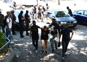 Oι κατηγορούμενοι για τις εμπρηστικές επιθέσεις και τη δολοφονία της Βάγιας Νέστορα κατά τη μεταφορά τους στα δικαστήρια στη Θεσσαλονίκη (φωτ.: Eurokinissi)