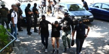 Oι κατηγορούμενοι για τις εμπρηστικές επιθέσεις και τη δολοφονία της Βάγιας Νέστορα κατά τη μεταφορά τους στα δικαστήρια στη Θεσσαλονίκη (φωτ.: Eurokinissi)