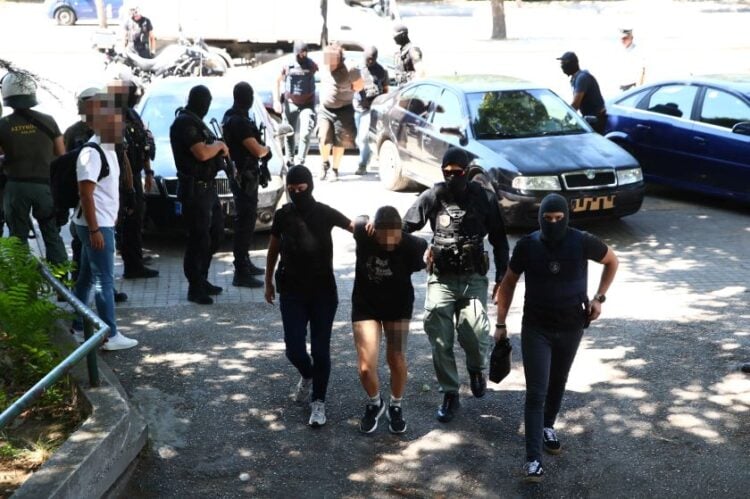 Oι κατηγορούμενοι για τις εμπρηστικές επιθέσεις και τη δολοφονία της Βάγιας Νέστορα κατά τη μεταφορά τους στα δικαστήρια στη Θεσσαλονίκη (φωτ.: Eurokinissi)