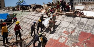 Μάχη με το χρόνο δίνουν τα συνεργεία διάσωσης που εξακολουθούν να αναζητούν επιζώντες
στη Βενεζουέλα (φωτ.: EPA/Ronald Pena R)