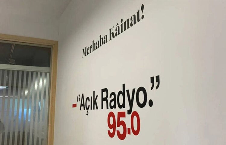 Στιγμιότυπο από το χώρο όπου στεγάζεται το Ατσίκ Ράντιο (πηγή: Bianet)