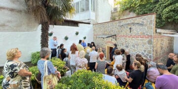 Πανηγυρικός εσπερινός στο Αγίασμα της Αγίας Κυριακής στο Κιρέτσμπουρνου, ένα από τα δύο ιστορικά αγιάσματα της Μητρόπολης Δέρκων που διατηρούνται έως σήμερα στις όχθες του Βοσπόρου (φωτ.: Φως Φαναρίου)